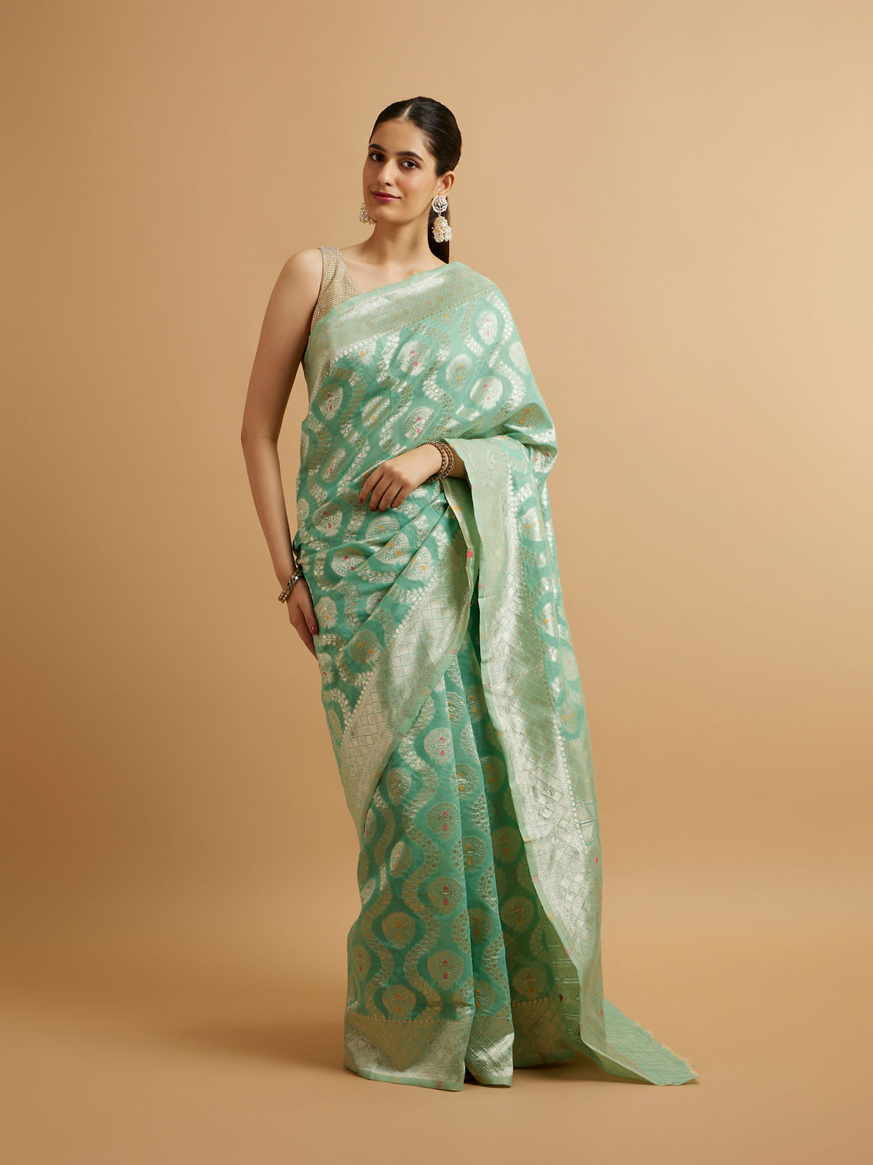 alt message - Mohey Women Sea Green Floral Leaf Patterned Saree with Jaal Pattern image number 0